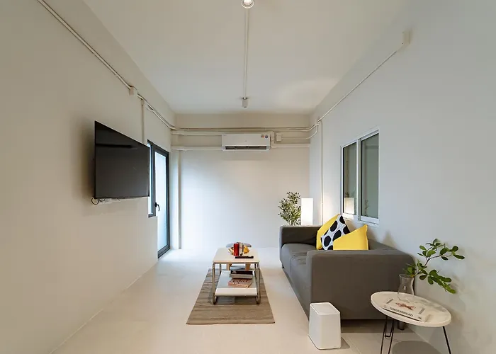 - 5 Mins From Mrt Huai Khwang Apartment