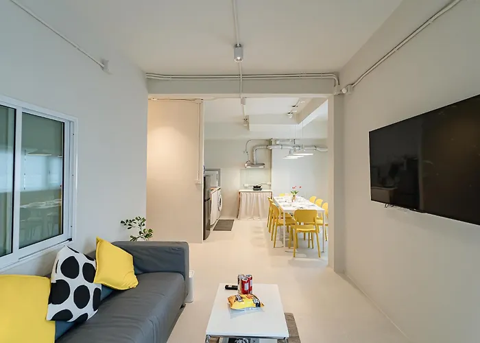 Apartment - 5 Mins From Mrt Huai Khwang *